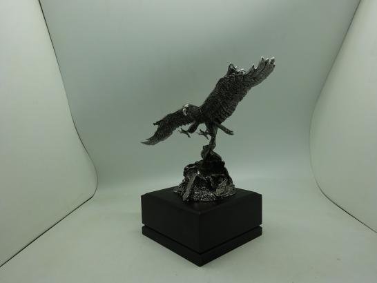 مجسم نسر بقاعدة