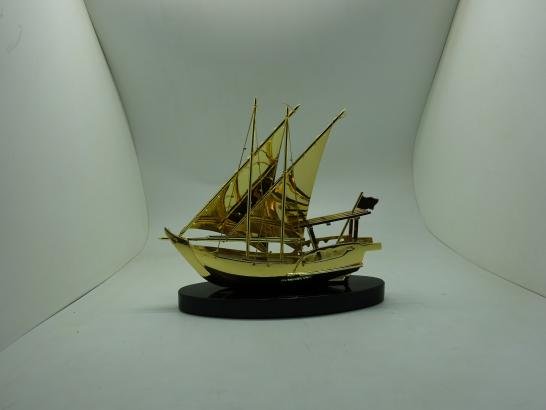 سفينة ذهبية بقاعدة