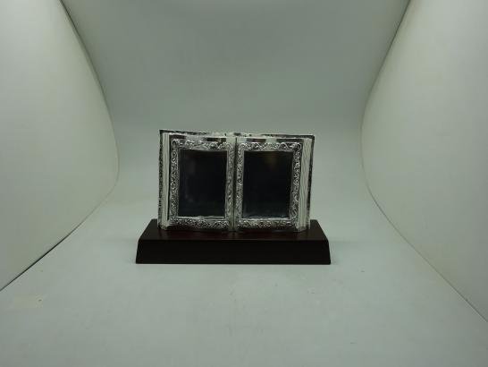 مجسم كتاب فضي