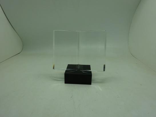 مجسم كريستال كتاب صغير