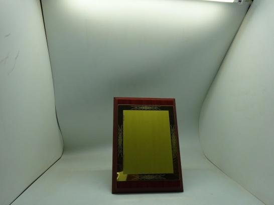 درع معدني بقاعدة خشب3