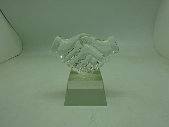 مجسم يدين صغير