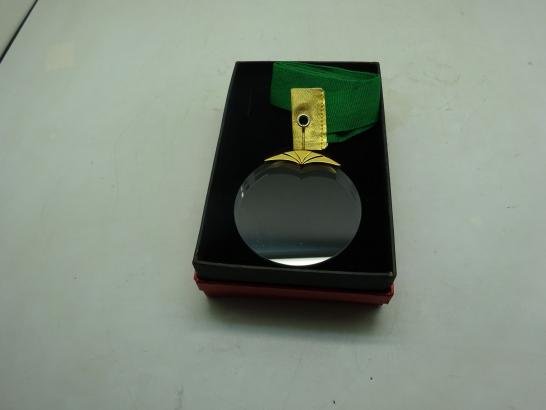 ميدالية كريستال بشريط