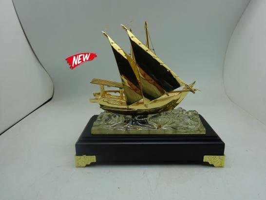 مجسم سفينة ذهبية مع كريستال