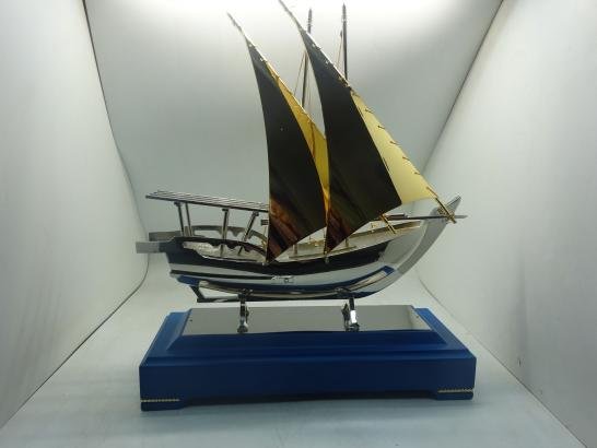 مجسم سفينة بقاعدة