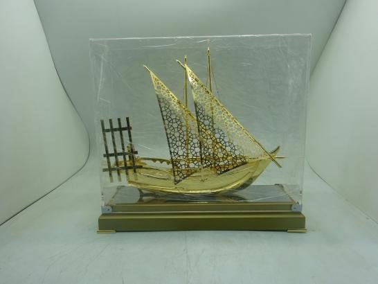 مجسم سفينة بعلبة هدية