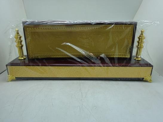 لوحة اسم خشبية ومعدن