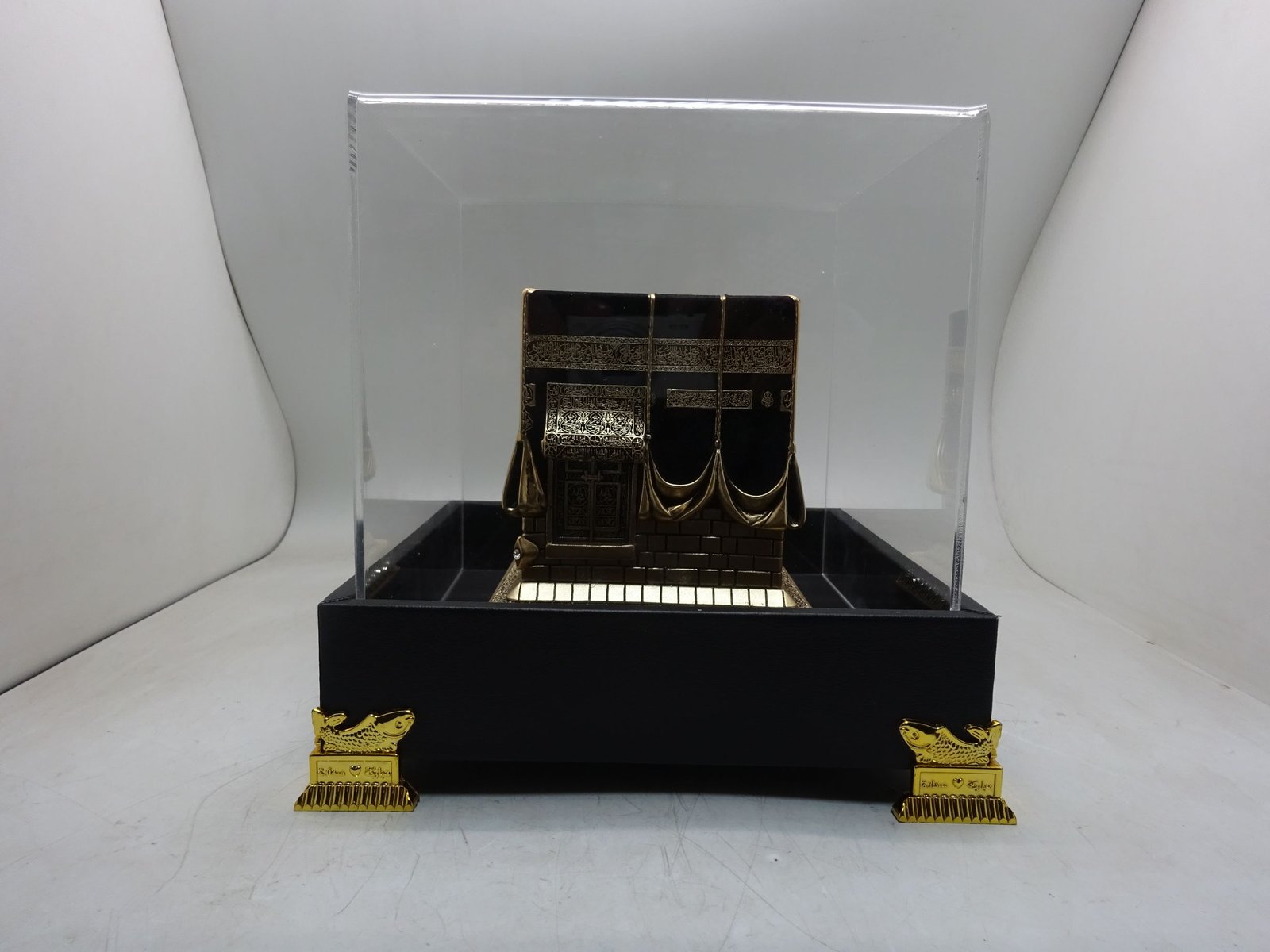 مجسم الكعبة المشرفة على قاعدة جلد بعلبة فاخرة