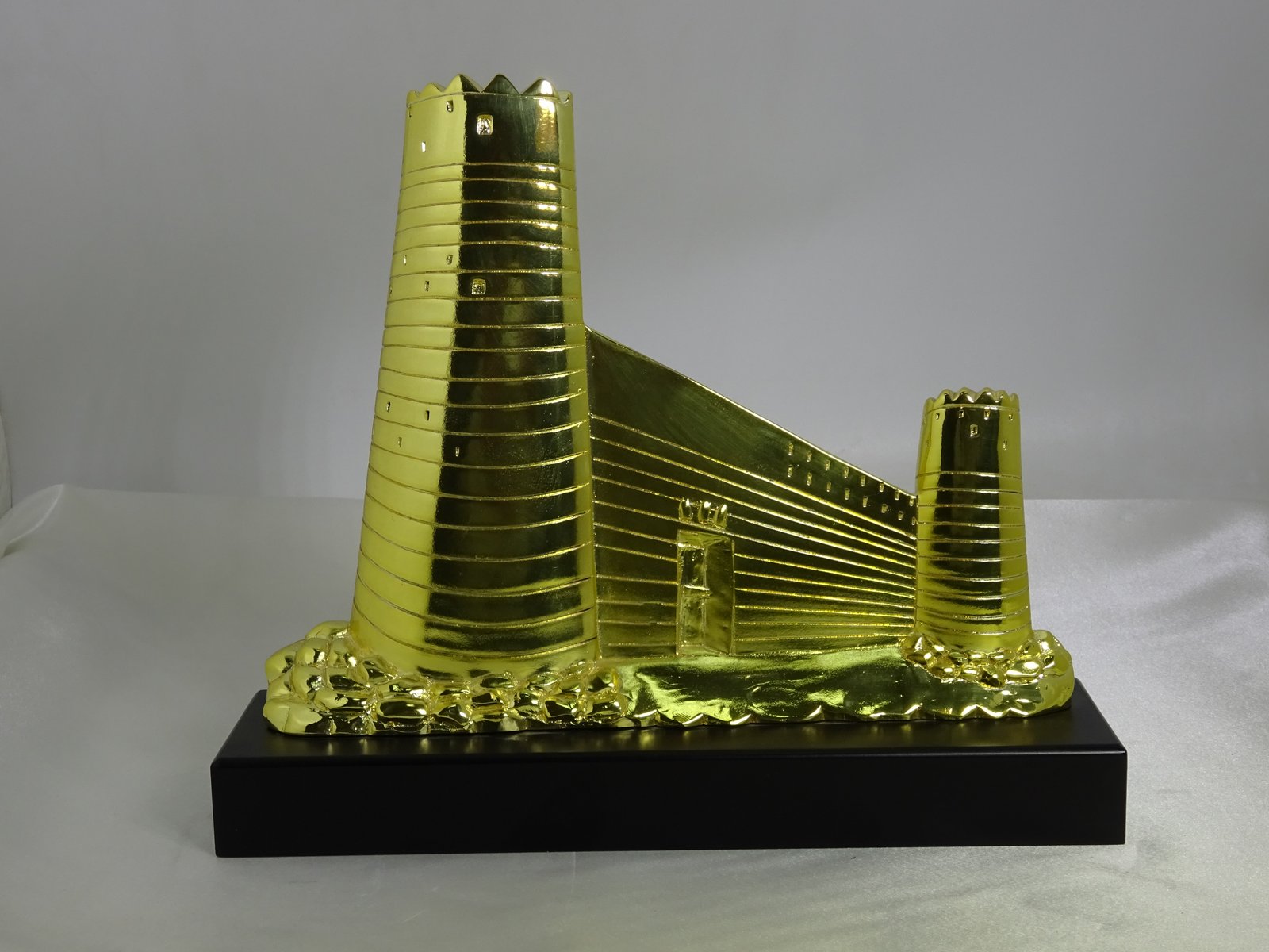 مجسم المصمك باللون الفضي المميز