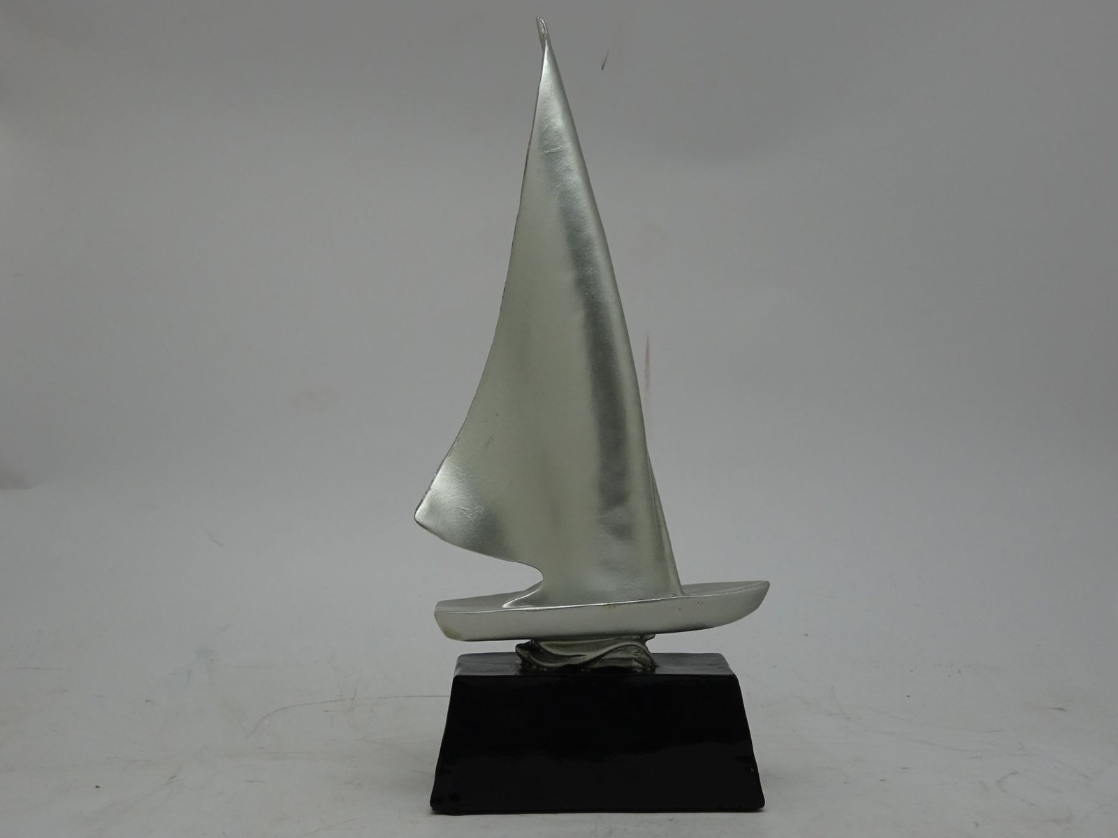 مجسم سفينة فضية بقاعدة
