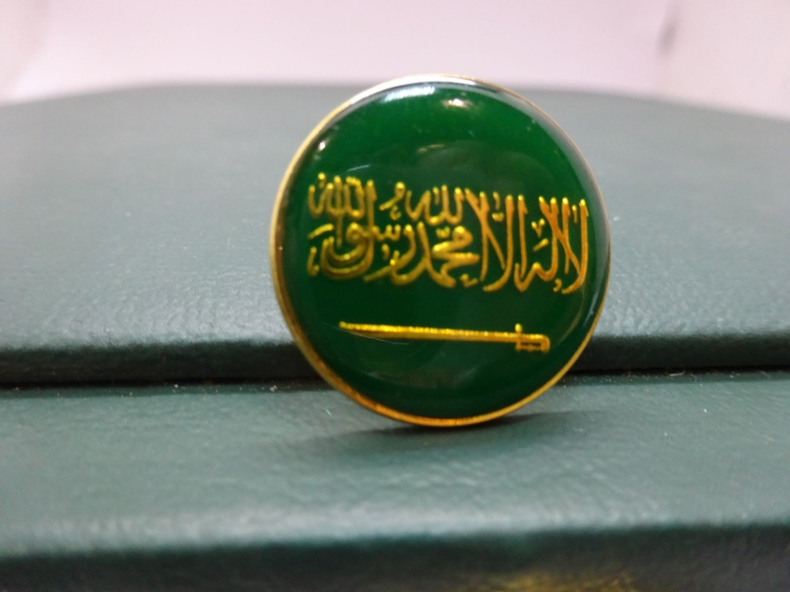 باج علم المملكة دائري مسمار