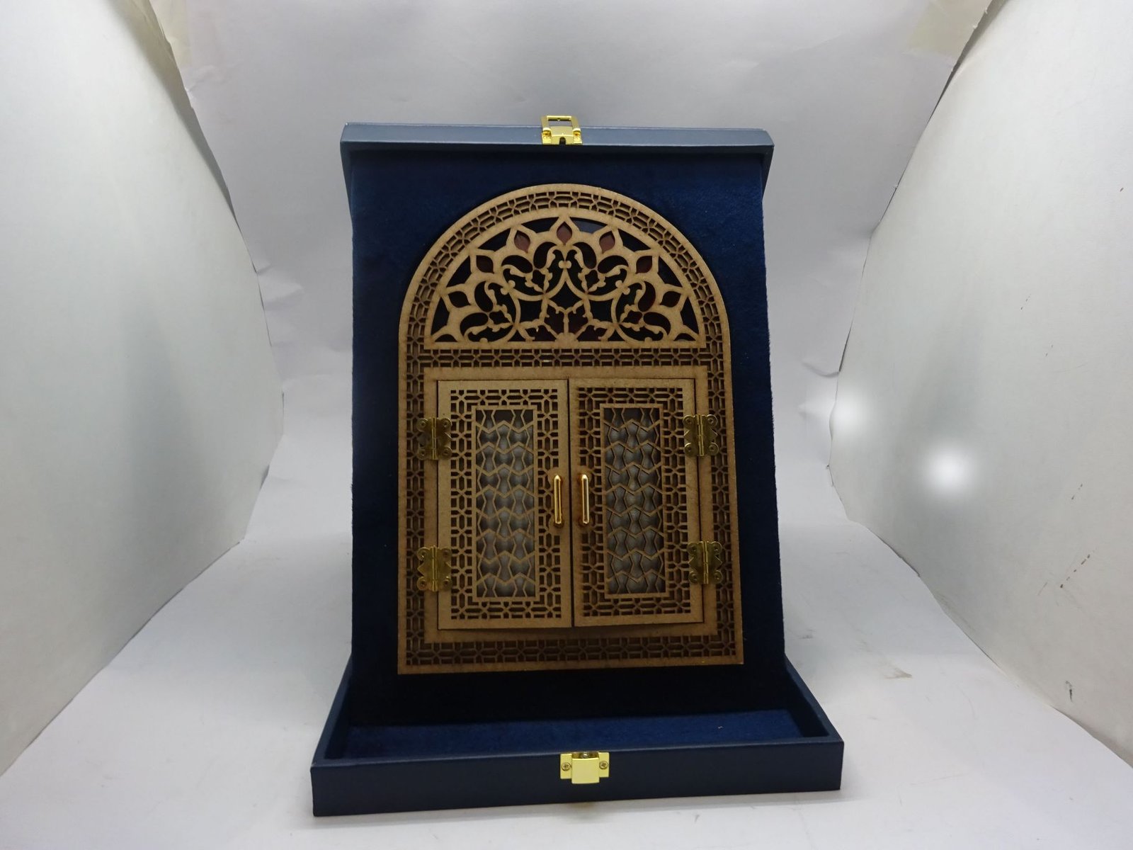 درع مميز خشبي على شكل باب